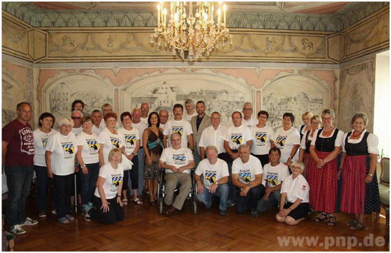 Im historischen Rathaussaal: Der Kameradschaftsbund Schärding und die Bürgerwehr Grafenau mit Obmann Günter Stockenhuber und Major Karl Lendner (Mitte), sowie dem designierten Schärdinger Vize-Bürgermeister Danner und dem Grafenauer Altbürgermeister Peter. − Foto: privat