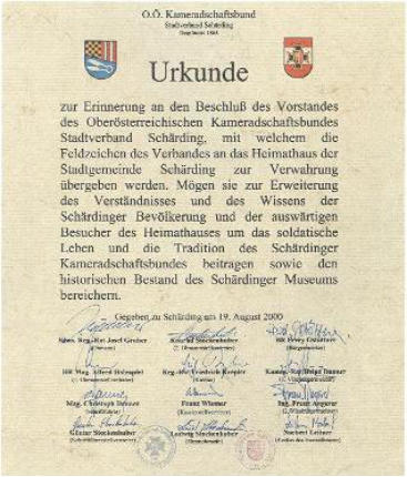 Urkunde anlässlich der Übergabe der Feldzeichen an das Heimathaus der Stadtgemeinde Schärding (heute Stadtmuseum) im August 2000.